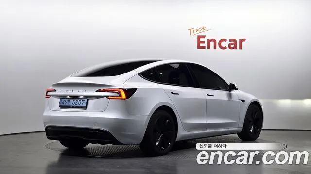 Tesla Model 3 — Фото автомобиля 2
