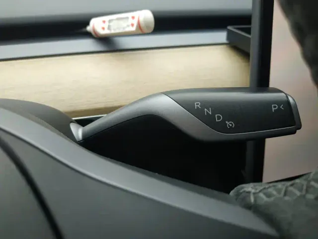 Tesla Model Y — Фото автомобиля 13