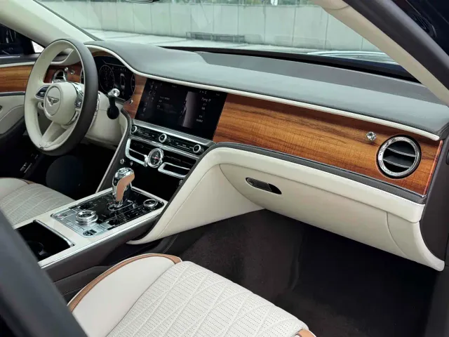 Bentley Flying Spur — Фото автомобиля 19