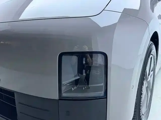 Li Auto MEGA — Фото автомобиля 11