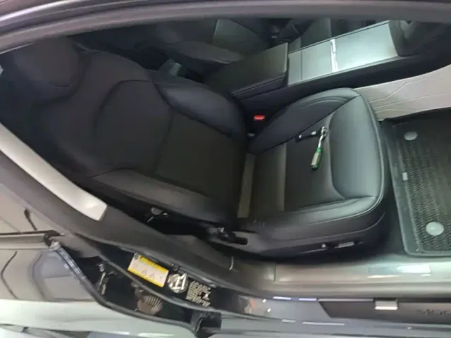 Tesla Model 3 — Фото автомобиля 24