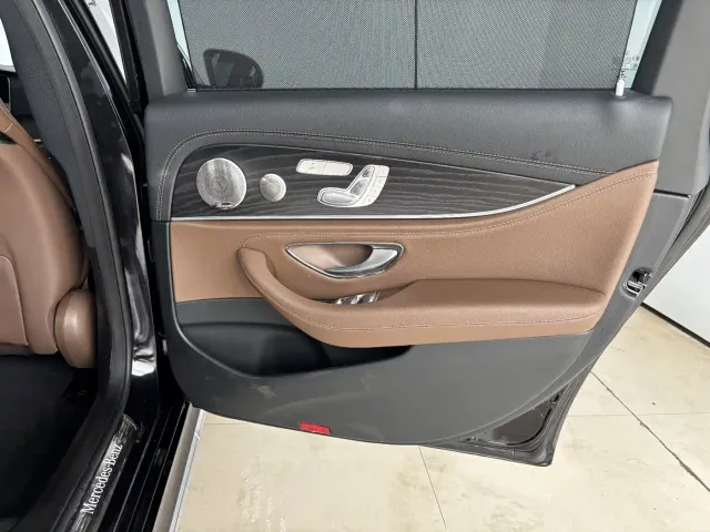 Mercedes-Benz E-Class — Фото автомобиля 23