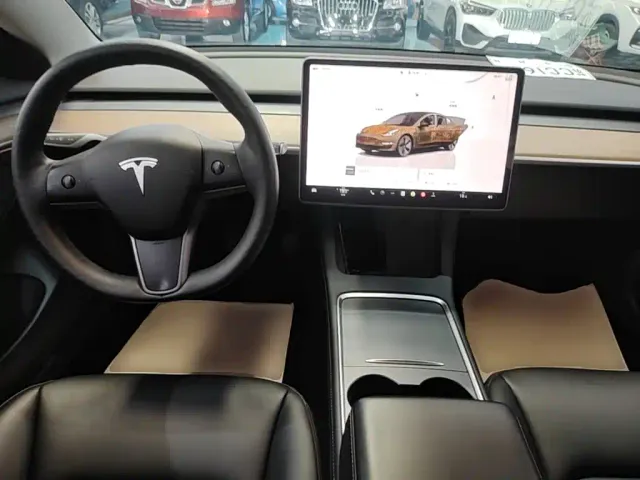 Tesla Model 3 — Фото автомобиля 9
