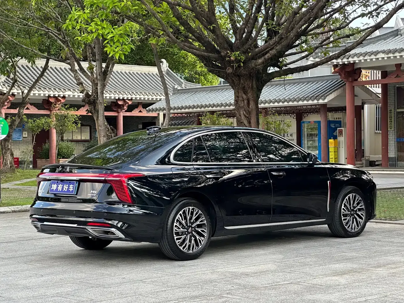 Hongqi Hongqi H5 2025 2.0T Automatic Flag Celebration 500,000 Units Anniversary Edition — Фото автомобиля 6