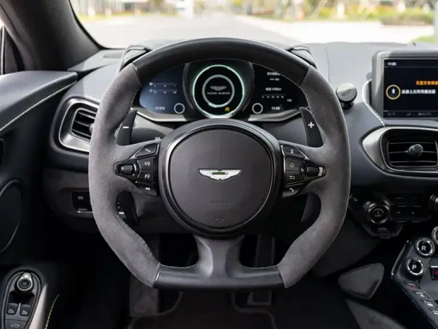 Aston Martin V8 Vantage — Фото автомобиля 13