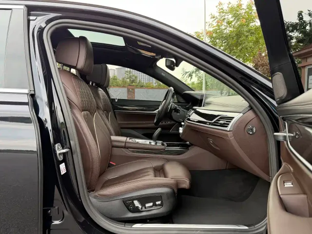BMW 7 Series — Фото автомобиля 14