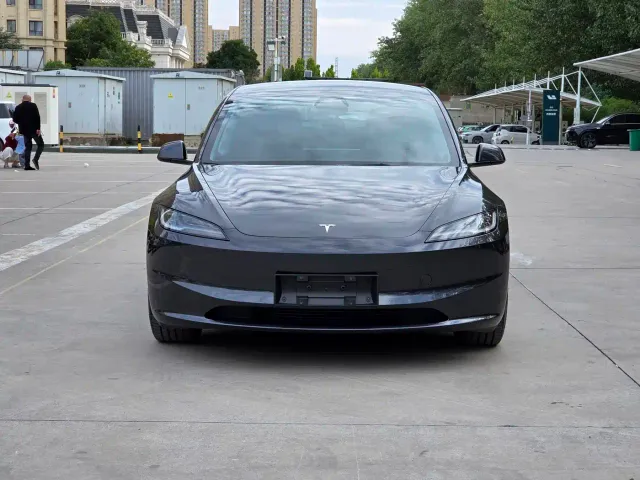 Tesla Model 3 — Фото автомобиля 2