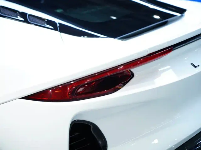 Lotus Emira — Фото автомобиля 8