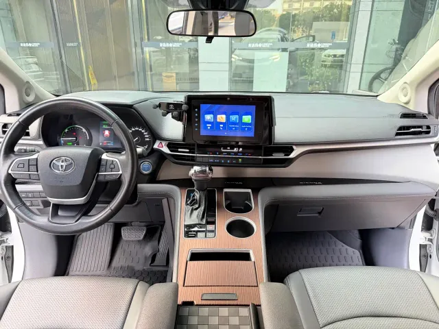 Toyota Sienna — Фото автомобиля 10