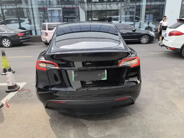 Tesla Model Y — Фото автомобиля 5