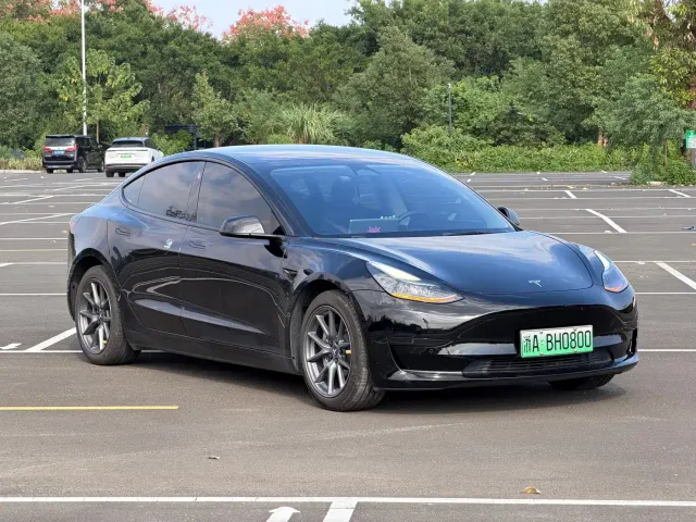 Tesla Model 3 — Фото автомобиля 3