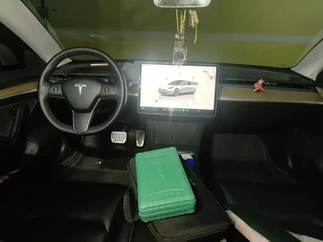 Tesla Model 3 — Фото автомобиля 5