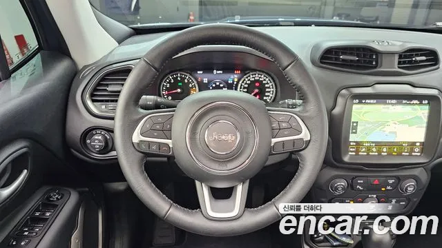 Jeep Renegade — Фото автомобиля 12