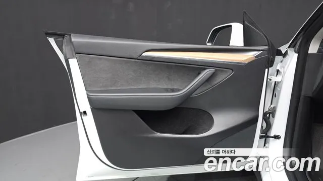 Tesla Model Y — Фото автомобиля 12
