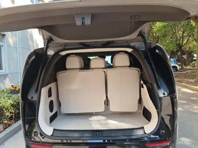 Li Auto MEGA — Фото автомобиля 18