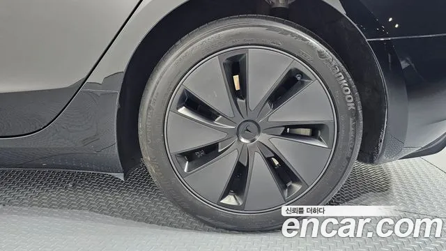 Tesla Model 3 — Фото автомобиля 5