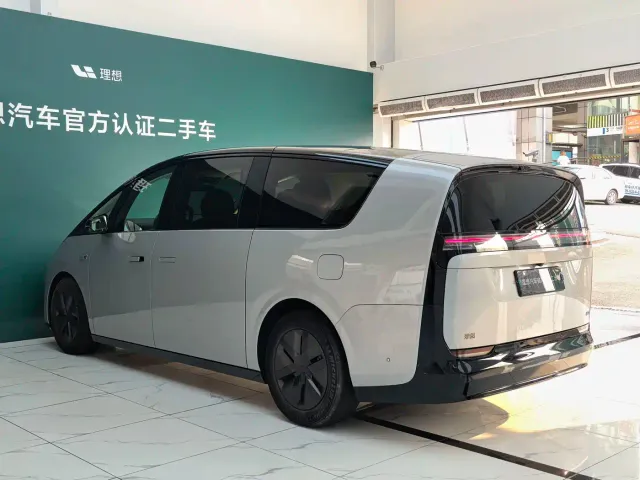 Li Auto MEGA — Фото автомобиля 16