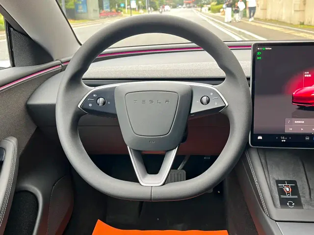 Tesla Model 3 — Фото автомобиля 13