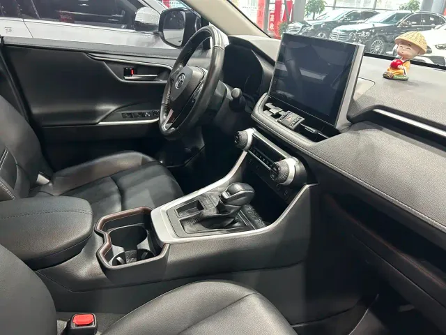 Toyota RAV4 — Фото автомобиля 11