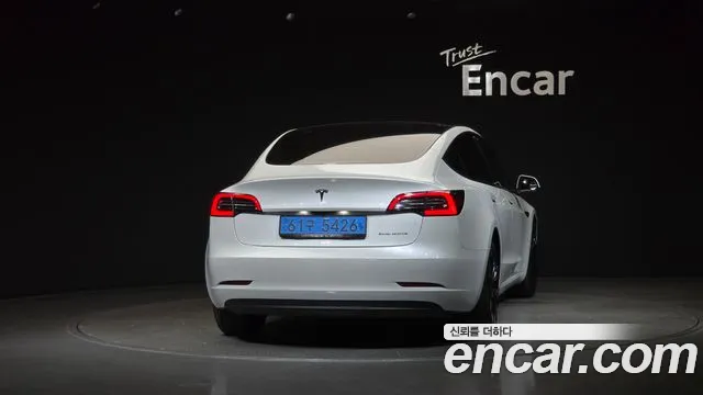 Tesla Model 3 — Фото автомобиля 4