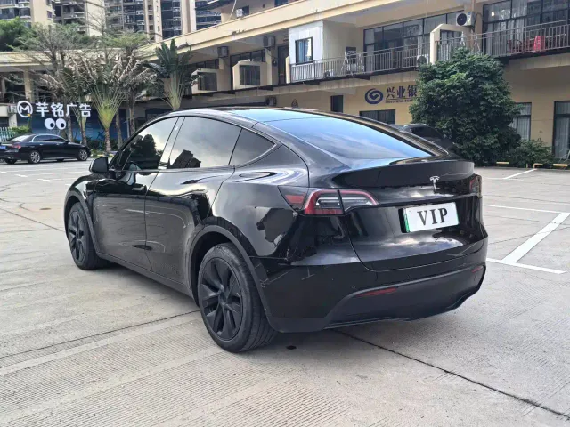 Tesla Model Y — Фото автомобиля 5
