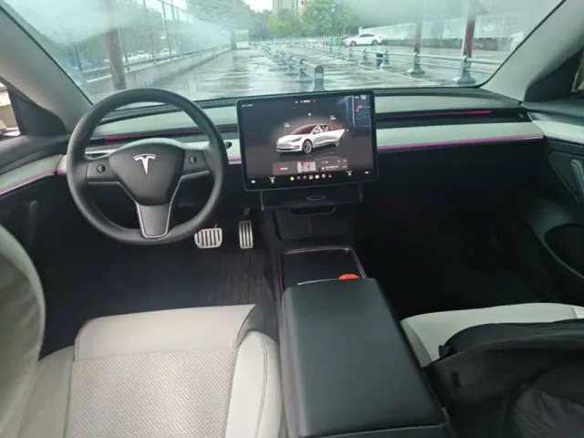 Tesla Model 3 — Фото автомобиля 9