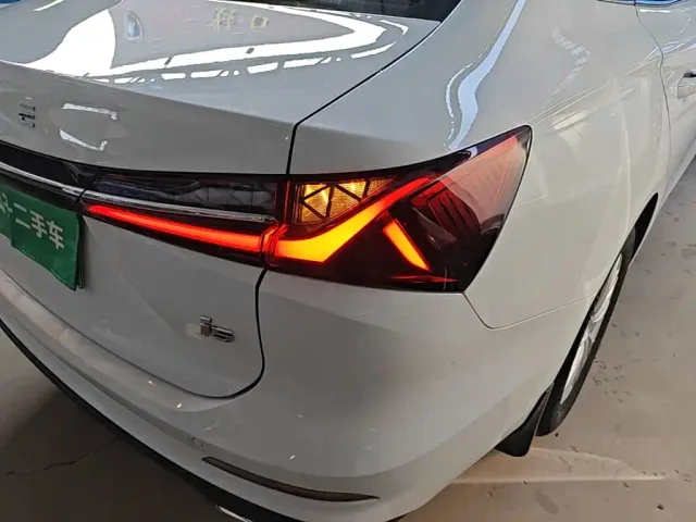 Roewe i5 — Фото автомобиля 7