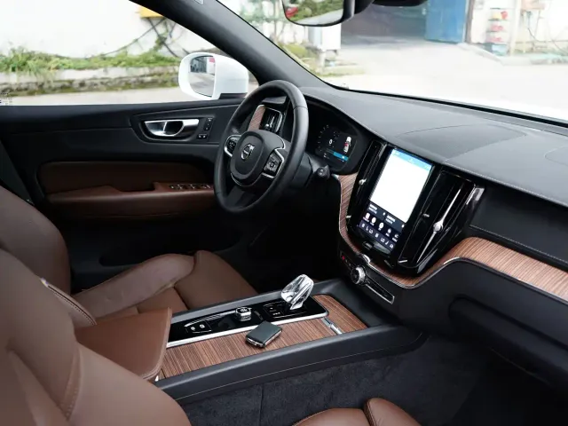 Volvo XC60 — Фото автомобиля 11