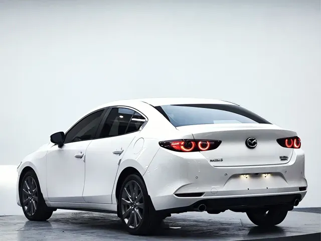 Mazda Axela — Фото автомобиля 18