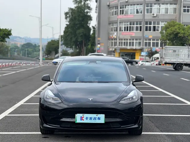 Tesla Model 3 — Фото автомобиля 2