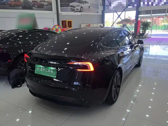 Tesla Model 3 — Фото автомобиля 6