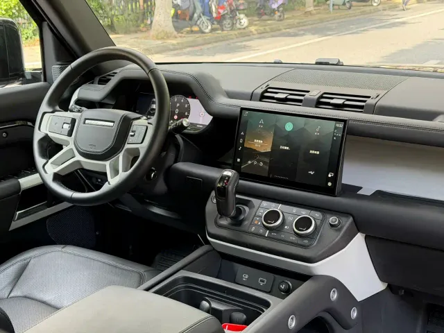Land Rover Defender — Фото автомобиля 14