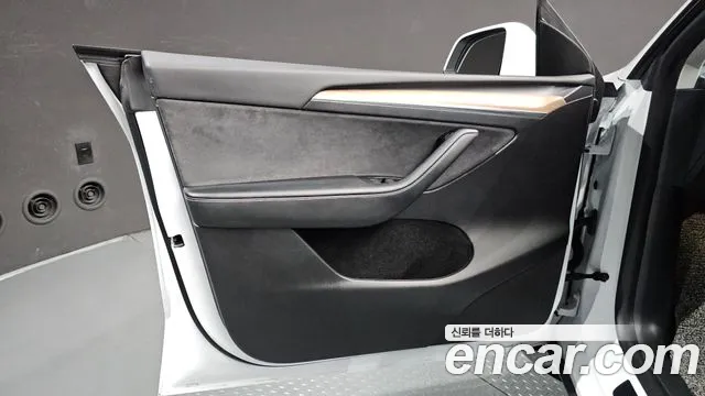 Tesla Model Y — Фото автомобиля 13