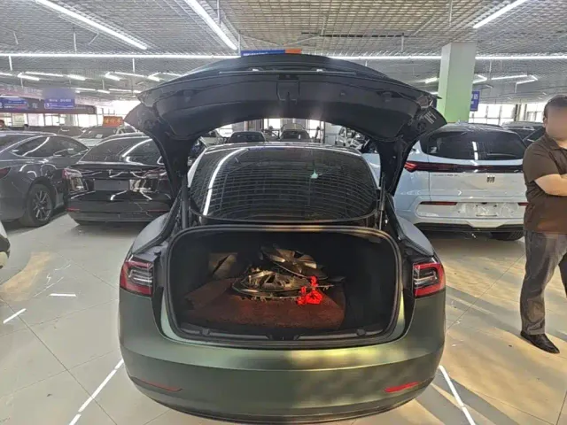 Tesla Model 3 — Фото автомобиля 18