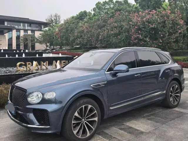 Bentley Bentayga — Фото автомобиля 3