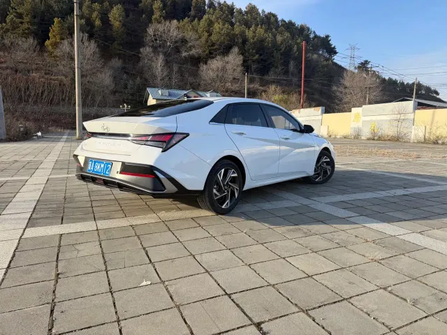 Hyundai Elantra — Фото автомобиля 5