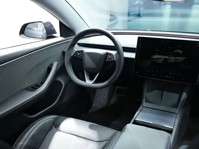 Tesla Model 3 — Фото автомобиля 10