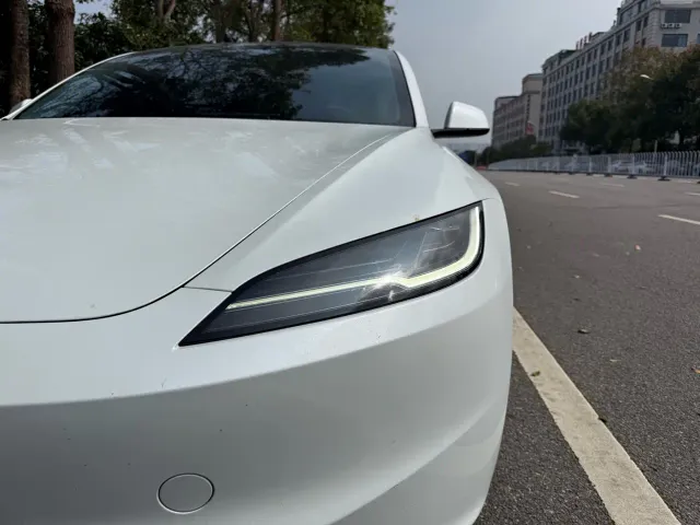 Tesla Model 3 — Фото автомобиля 11