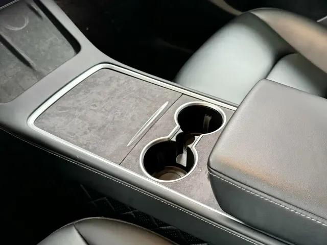 Tesla Model Y — Фото автомобиля 11