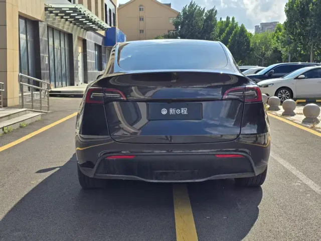 Tesla Model Y — Фото автомобиля 5