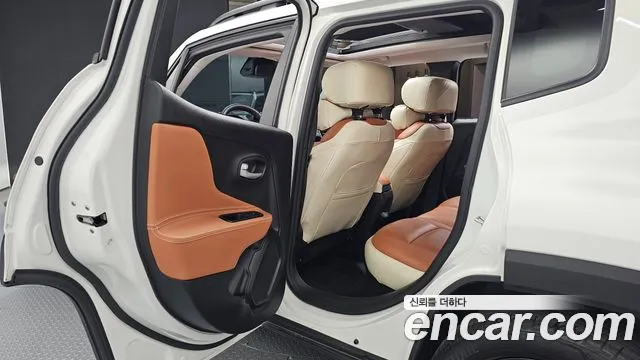 Jeep Renegade — Фото автомобиля 10
