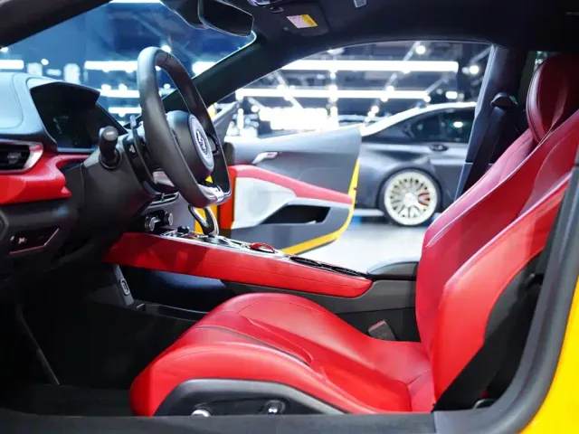 Lotus Emira — Фото автомобиля 10