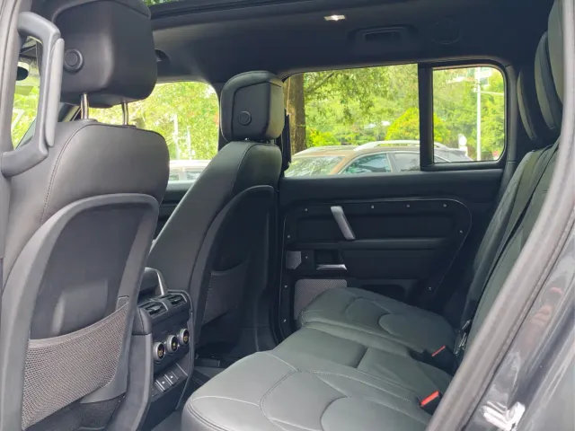 Land Rover Defender — Фото автомобиля 10