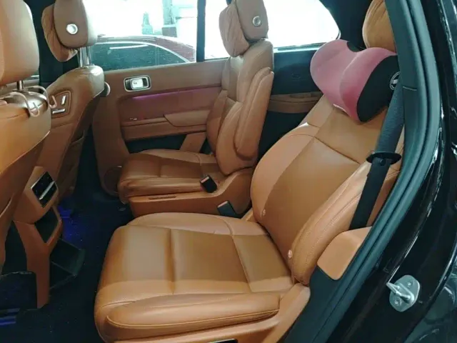 Li Auto L8 — Фото автомобиля 16