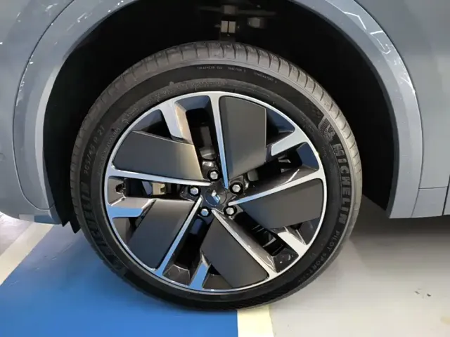 Li Auto L7 — Фото автомобиля 22