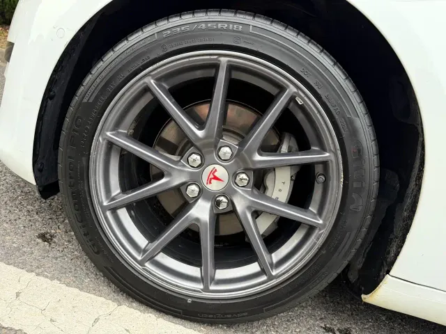 Tesla Model 3 — Фото автомобиля 13