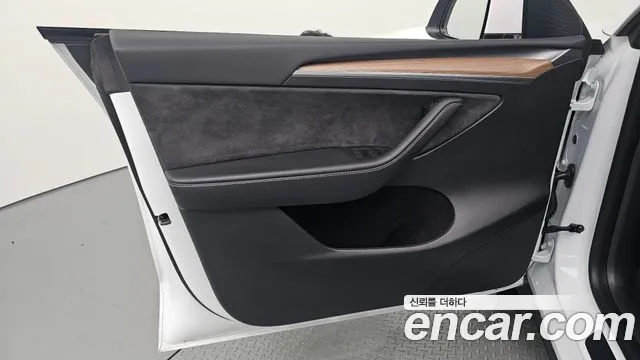 Tesla Model Y — Фото автомобиля 12