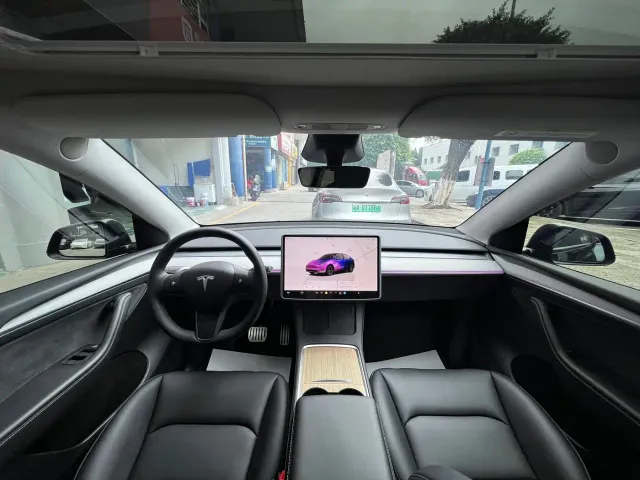 Tesla Model Y — Фото автомобиля 11