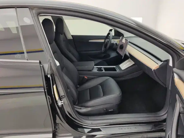 Tesla Model 3 — Фото автомобиля 8