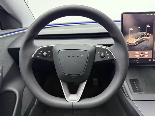 Tesla Model 3 — Фото автомобиля 13
